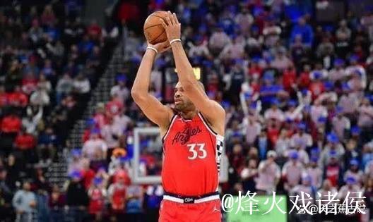 次节4分钟时哈登追身三分得手，完成本场首个运动战进球